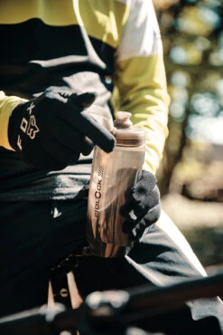 Fidlock Twist Single Bottle 590 Ersatz-Trinkflasche Transparent Schwarz -Sportfahrrad fidlock single bottle 590 ml lifestyle 1