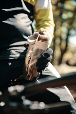 Fidlock Twist Single Bottle 590 Ersatz-Trinkflasche Transparent Schwarz -Sportfahrrad fidlock single bottle 590 ml lifestyle 2